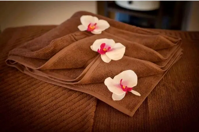 меки масажни кърпи с цветя между тях