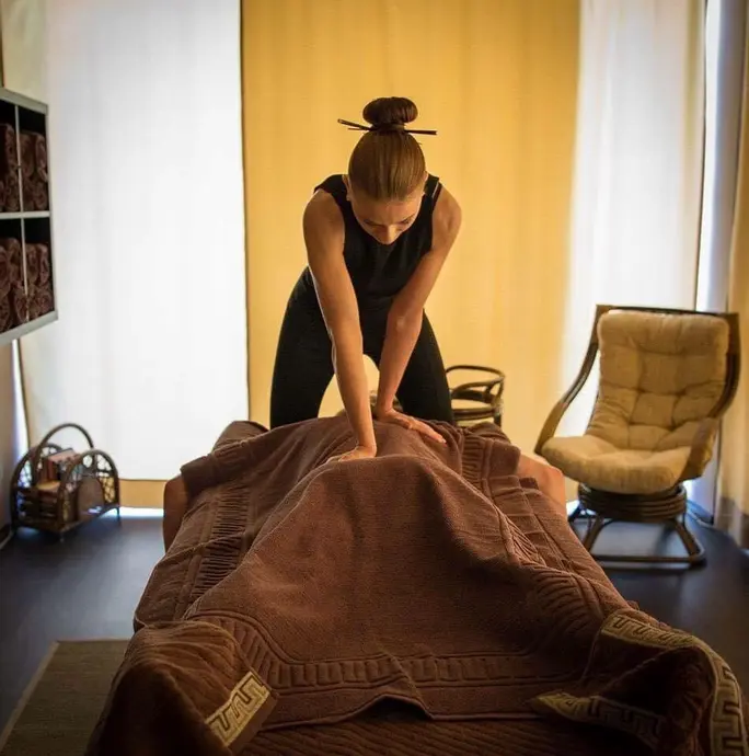 жена извършваща масаж в студио